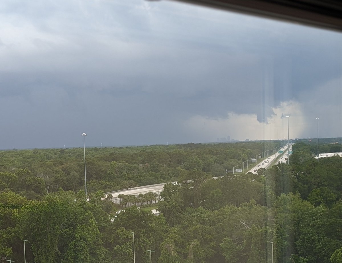 BrendaVarnes's tweet photo. Here we go again. It's early afternoon and time for the daily storms. Looks so ominous outside my office window. #JacksonvilleFl #Maystorms https://t.co/OXCVUCOc6V
