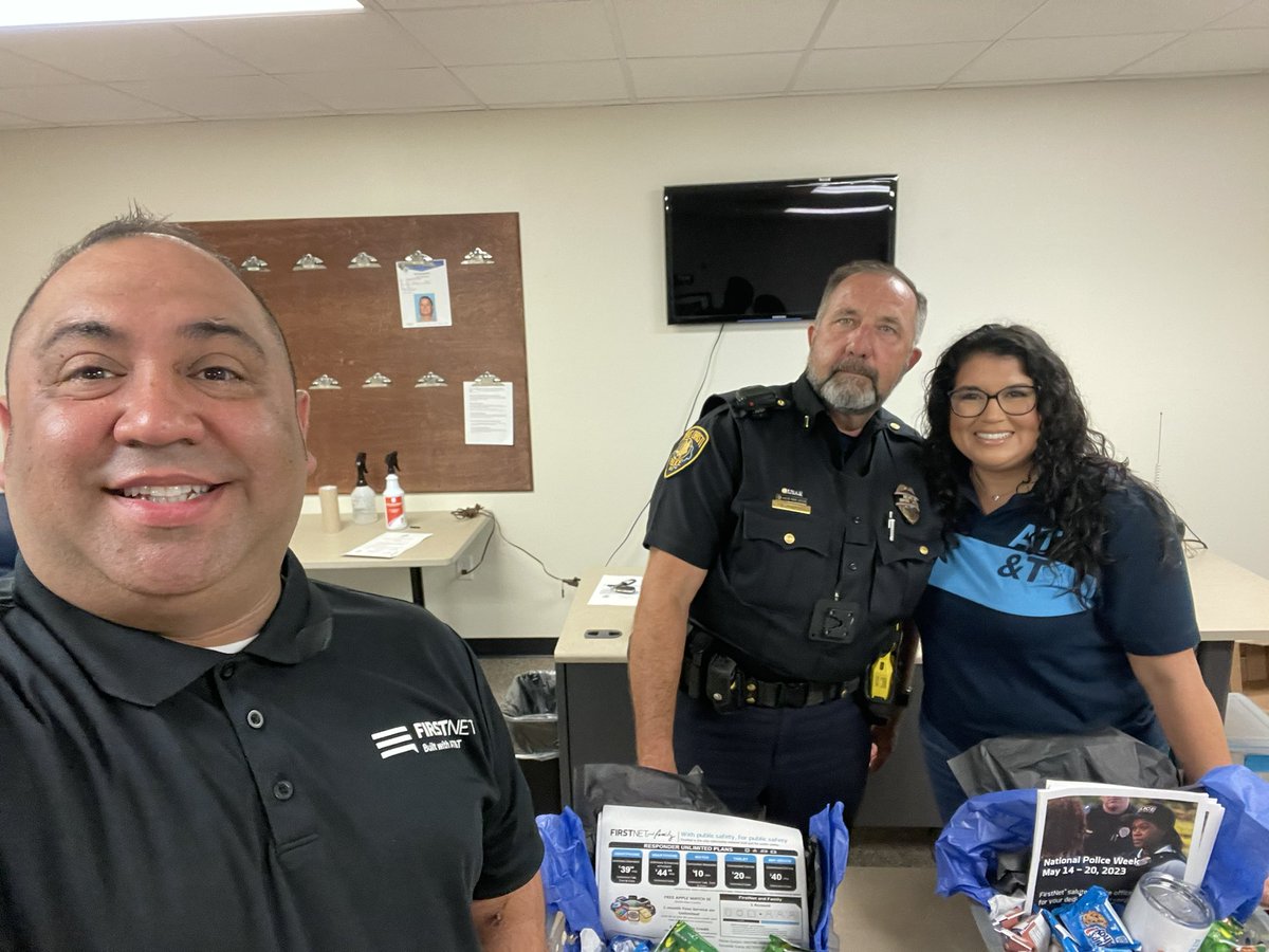 stxsigteam's tweet photo. National Police Week π¨π Fernando and the team are out showing Appreciation. #WeAreSTX I #LifeAtATT I #GoWest | #STXSpeaks | #STXSigTeam | #FirstNet | #firstresponders | #WinLocal | #FirstNetFamilyandFriends https://t.co/5u6UGhS0Nu
