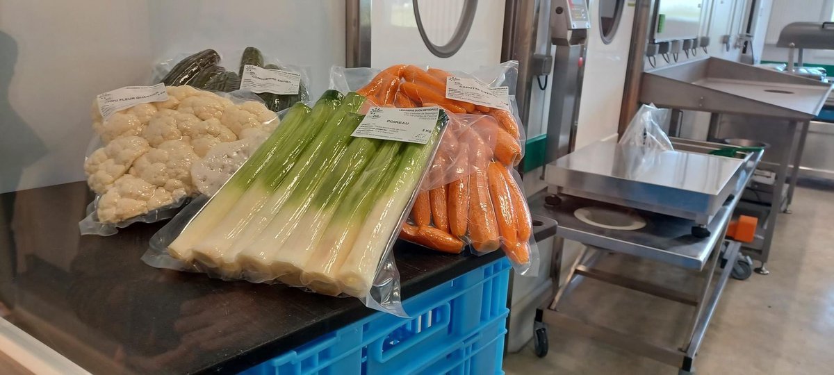 pegb_'s tweet photo. De la terre à l’assiette ! À #Dijon, avec notre nouvelle légumerie métropolitaine, nous achetons et préparons des légumes bio et locaux pour nos restaurants scolaires. C’est bon pour la santé, le pouvoir d’achat, et le climat ! #CheckPourLeClimat #Prodij https://t.co/4CuH1AvNMe https://t.co/iRrOEKTYpq