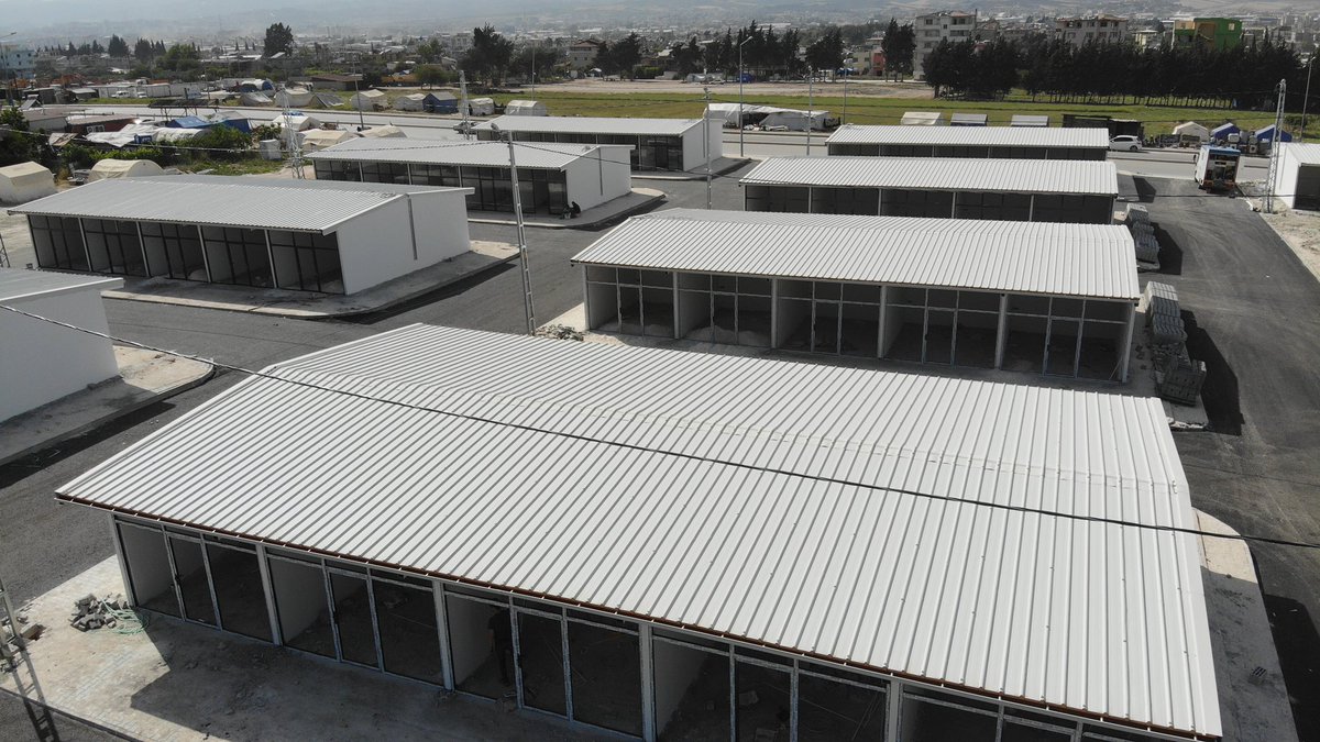 u_ibrahim_altay's tweet photo. 📍 Hatay

Konya Büyükşehir Belediyemiz, MÜSİAD Konya Şubesi ve Konya Sanayi Odası işbirliğinde Hatay Narlıca'da 152 dükkandan oluşan Konya Bedesteni son aşamaya geldi. 

Depremzede kardeşlerimizin dün de yanındaydık bugün de yanındayız. 

Allah devletimizi daim etsin. https://t.co/6VLmfzyK2v