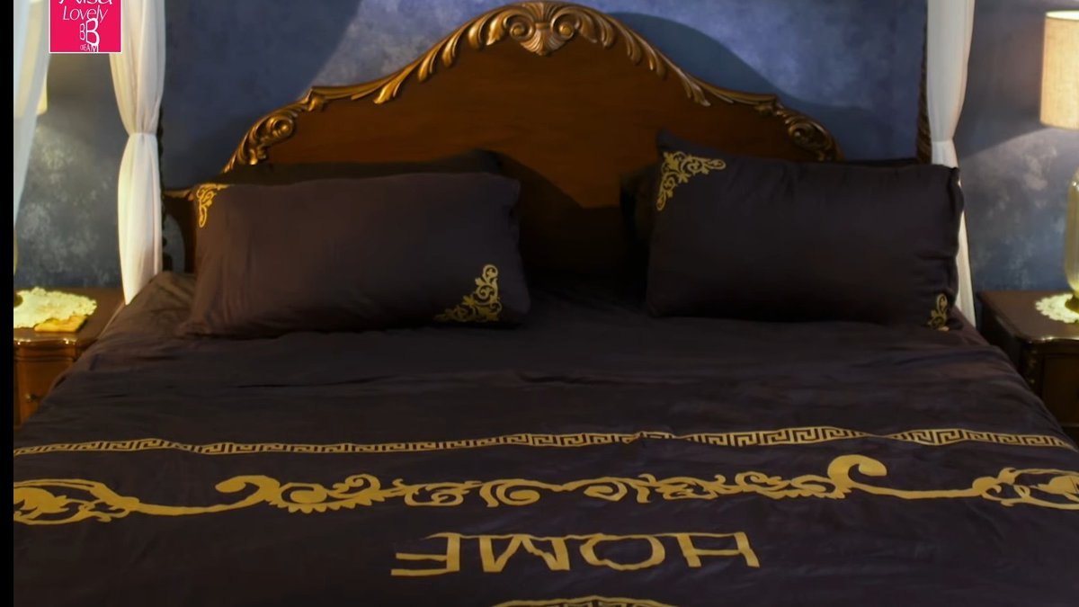 iamzee55's tweet photo. today I realised meerasims 99% romance scenes and their love story revolves around this bed lmao this bed deserves more recognition 😂

#TereBin https://t.co/ToFmltVGHY