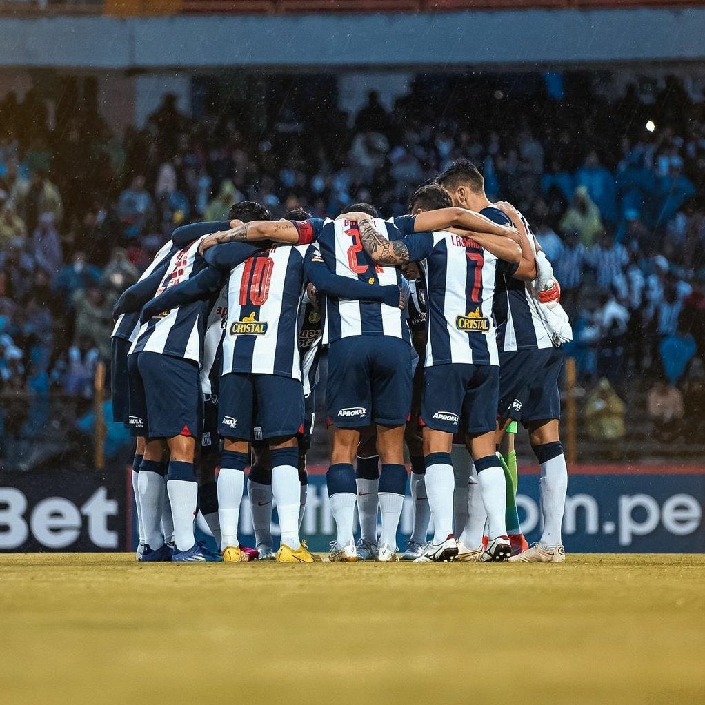 AlePinto_17's tweet photo. ‼️ Histórico, lo que genera Alianza💙🤍

Alianza Lima supera record histórico de taquilla en el Perú. Teniendo un estadio de 30 mil espectadores aproximadamente, lo que recauda Alianza es una locura.

No solo es contar cuantas personas metes al estadio, es ver a cuanto te compran las entradas. La hinchada de Alianza ya está super fidelizada con su equipo y Matute lo demuestra fecha a fecha.