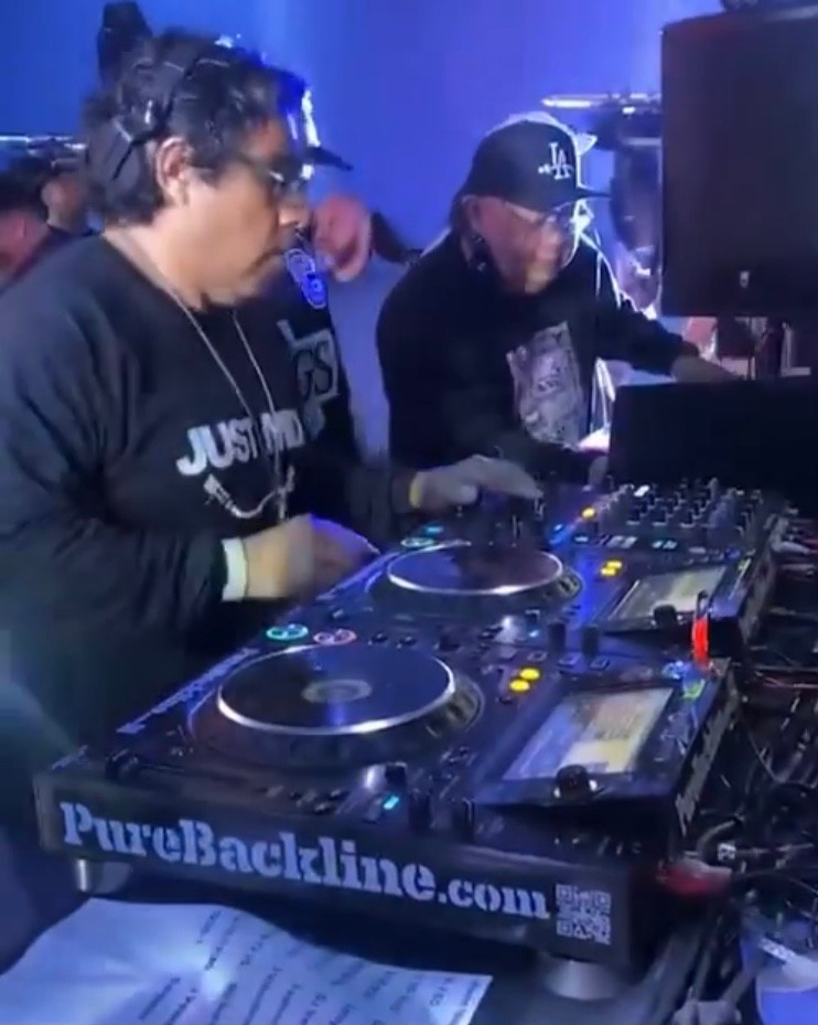 Purebackline's tweet photo. Pure Backline Sound & Gear
L.A. House artist and long time DJ Orlando putting our CDJ Nexus 2000s to good use
#purebackline #djgear #eventrentals #cdj #pioneermixer #mihs #Bitcoin #clubculture #dancemusic https://t.co/9jIzCVjAzQ