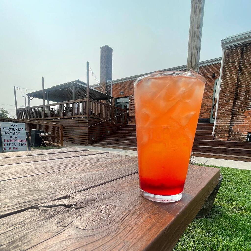Meet the Electric Sunset 🌅 The perfect refreshing cocktail for a sunny Spring day.  With the purchase of each cocktail, you receive a branded pint glass to take home!
•
What’s in it?
Ketel One vodka, Aperol, raspberry liqueur, triple sec, orange juic… instagr.am/p/CsWkZwDrrXV/