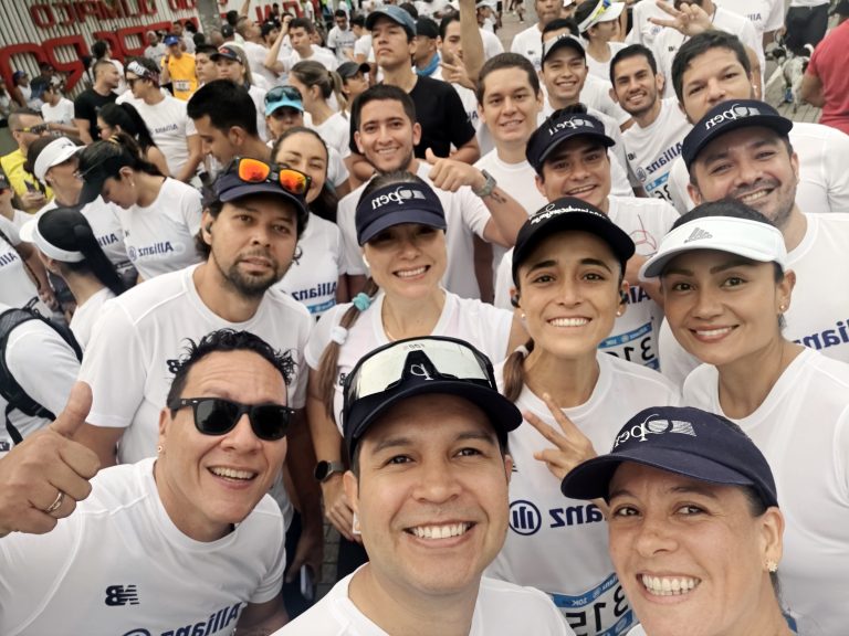 OpenIntlco's tweet photo. ¡Tuvimos nuestra primera carrera del año con nuestros #OpenRunners! ⚡✨
La semana pasada celebramos la participación de 30 corredores Open en la carrera de Allianz 15K.🏁
Gracias a todos los que nos representaron.💪 https://t.co/QteKAPZn2p