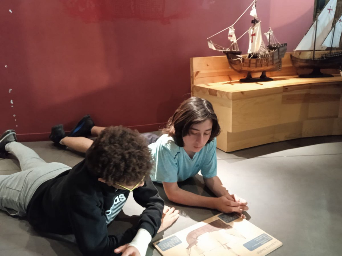 escreginahorta's tweet photo. Avui, els alumnes d’ESO 3 han fet una visita al @MuseuMaritim on han après història marítima dels primers viatges a l'Àfrica i l'Amèrica.També han vist com s'orientaven els mariners i quines espècies comercialitzaven. Quina història! #ProgramaCreix https://t.co/nRHk1enlLj https://t.co/31pqFfZKxb
