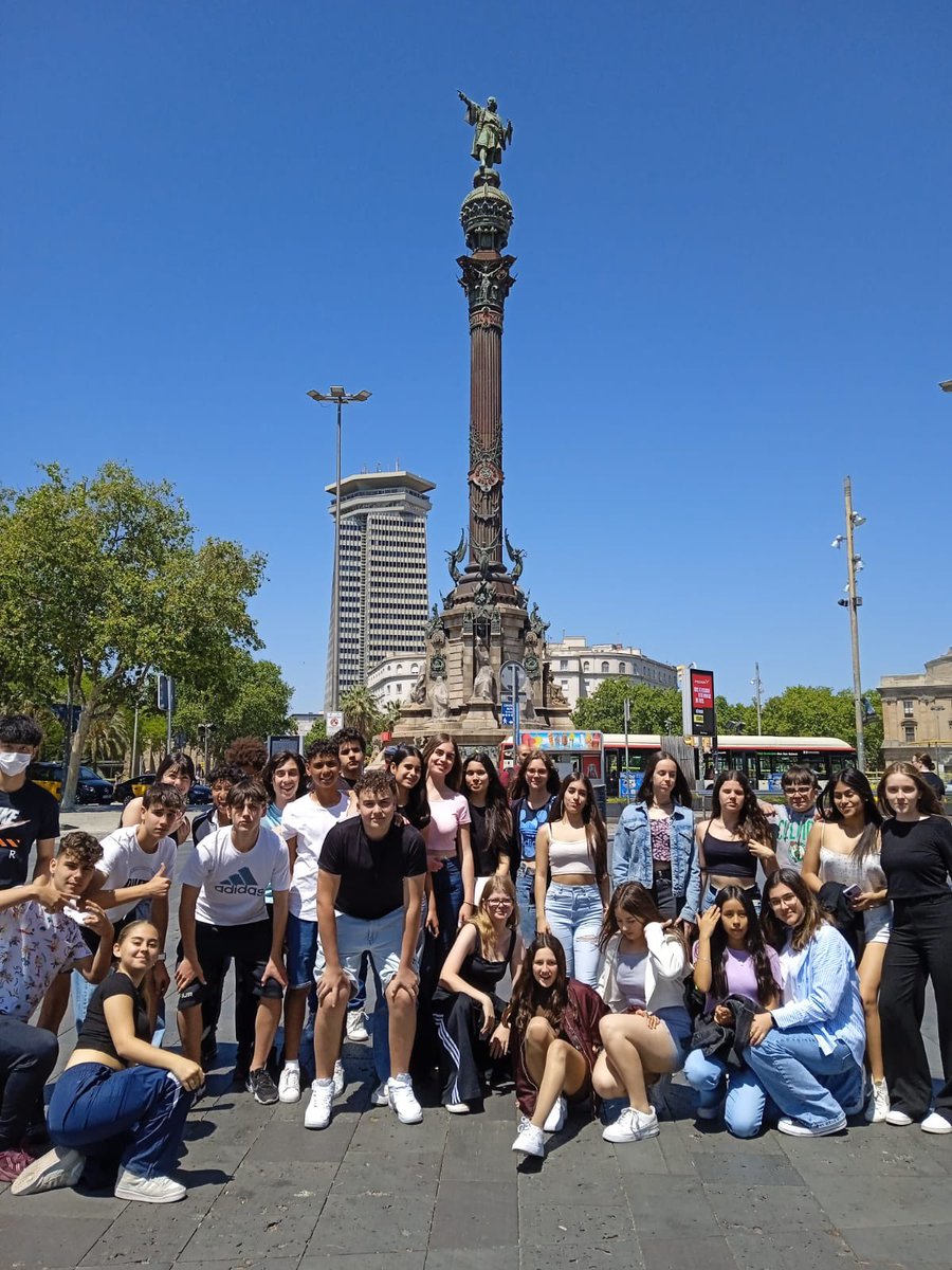 escreginahorta's tweet photo. Avui, els alumnes d’ESO 3 han fet una visita al @MuseuMaritim on han après història marítima dels primers viatges a l'Àfrica i l'Amèrica.També han vist com s'orientaven els mariners i quines espècies comercialitzaven. Quina història! #ProgramaCreix https://t.co/nRHk1enlLj https://t.co/31pqFfZKxb