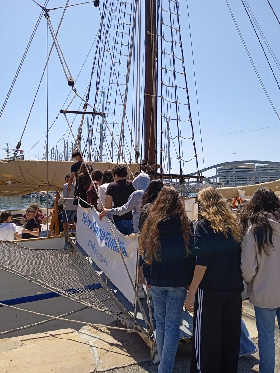 escreginahorta's tweet photo. Avui, els alumnes d’ESO 3 han fet una visita al @MuseuMaritim on han après història marítima dels primers viatges a l'Àfrica i l'Amèrica.També han vist com s'orientaven els mariners i quines espècies comercialitzaven. Quina història! #ProgramaCreix https://t.co/nRHk1enlLj https://t.co/31pqFfZKxb