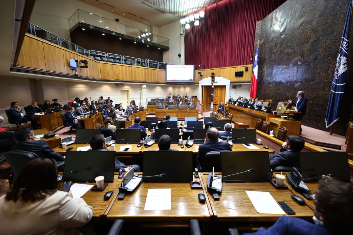 GobDigitalCL's tweet photo. En contexto de Día Mundial de las Telecomunicaciones y la Sociedad de la Información 2023, jefe de DGD @jinostro expuso sobre #TransformaciónDigital en Comisión de Transportes y Telecomunicaciones del Senado. Instancia para dar a conocer cifras y trabajo de implementación de Ley https://t.co/SPigmozYZr