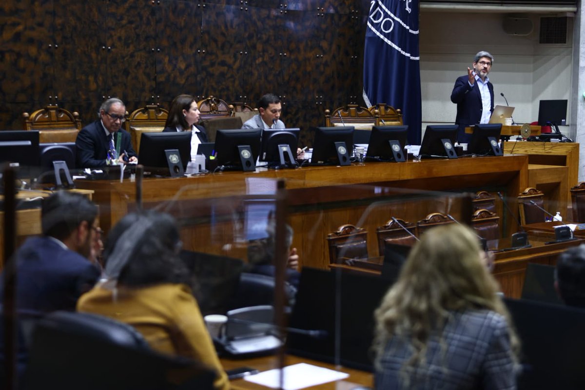 GobDigitalCL's tweet photo. En contexto de Día Mundial de las Telecomunicaciones y la Sociedad de la Información 2023, jefe de DGD @jinostro expuso sobre #TransformaciónDigital en Comisión de Transportes y Telecomunicaciones del Senado. Instancia para dar a conocer cifras y trabajo de implementación de Ley https://t.co/SPigmozYZr