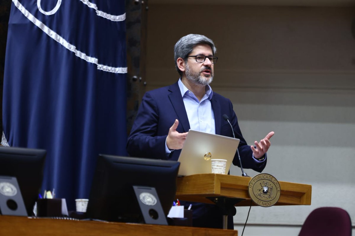GobDigitalCL's tweet photo. En contexto de Día Mundial de las Telecomunicaciones y la Sociedad de la Información 2023, jefe de DGD @jinostro expuso sobre #TransformaciónDigital en Comisión de Transportes y Telecomunicaciones del Senado. Instancia para dar a conocer cifras y trabajo de implementación de Ley https://t.co/SPigmozYZr