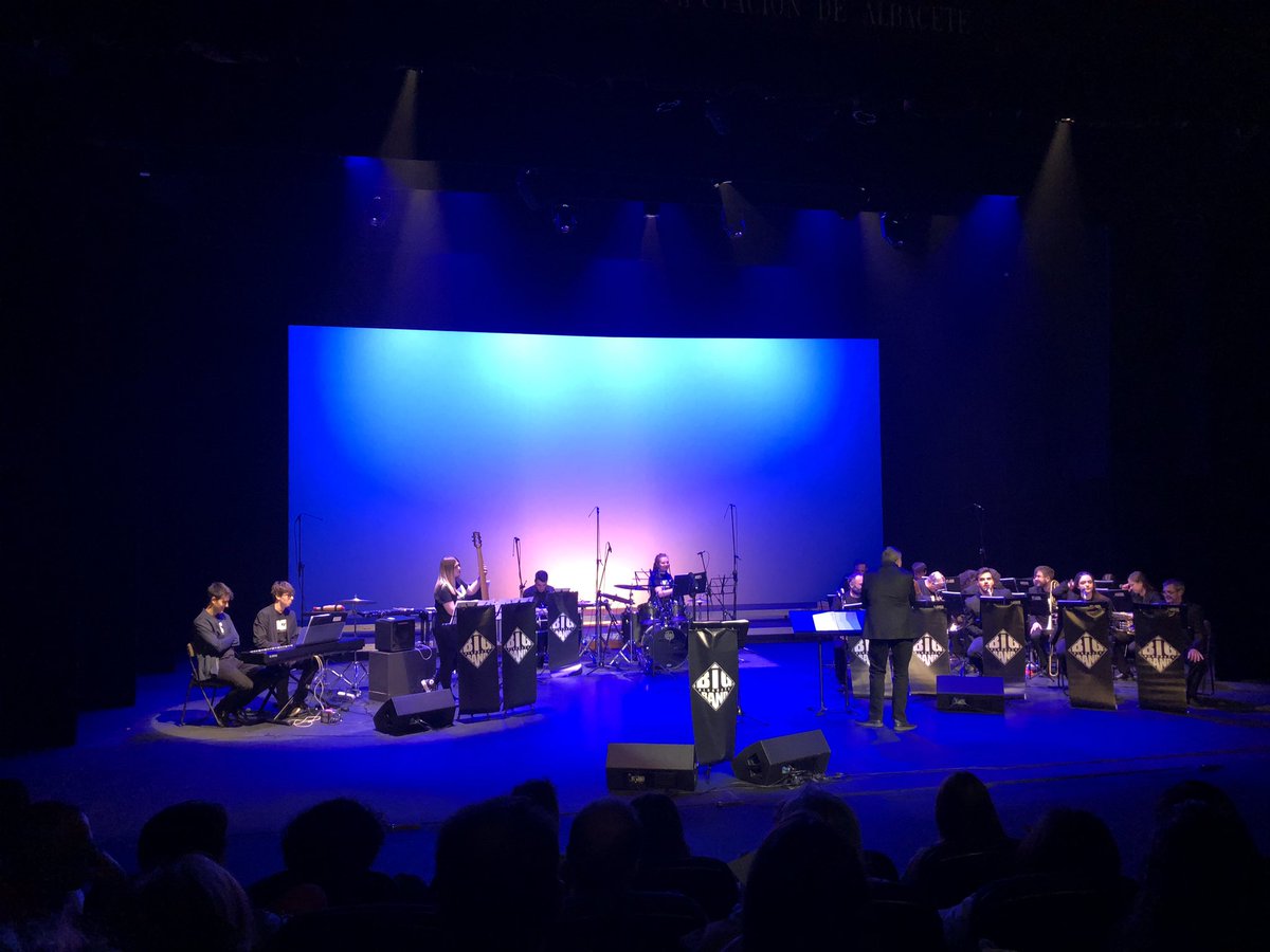 EvaGalanMoya's tweet photo. Empezamos #StopCancerAB a ritmo de Jazz 🎺🎷 https://t.co/Oc2sQNk20k