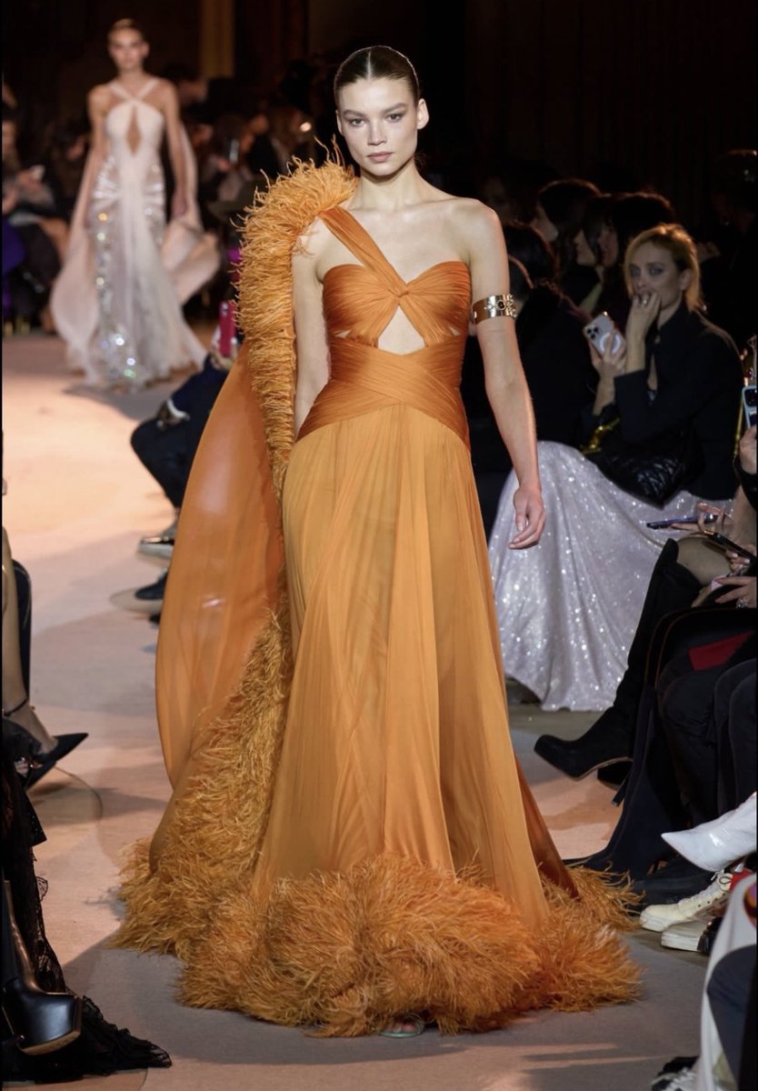 عارضة الأزياء سارة سامبايو بأول ظهور على سجادة كان بفستان من زهير مراد مجموعة ربيع وصيف 2023 للأزياء الراقية، المجوهرات من Pomellato #Cannes2023