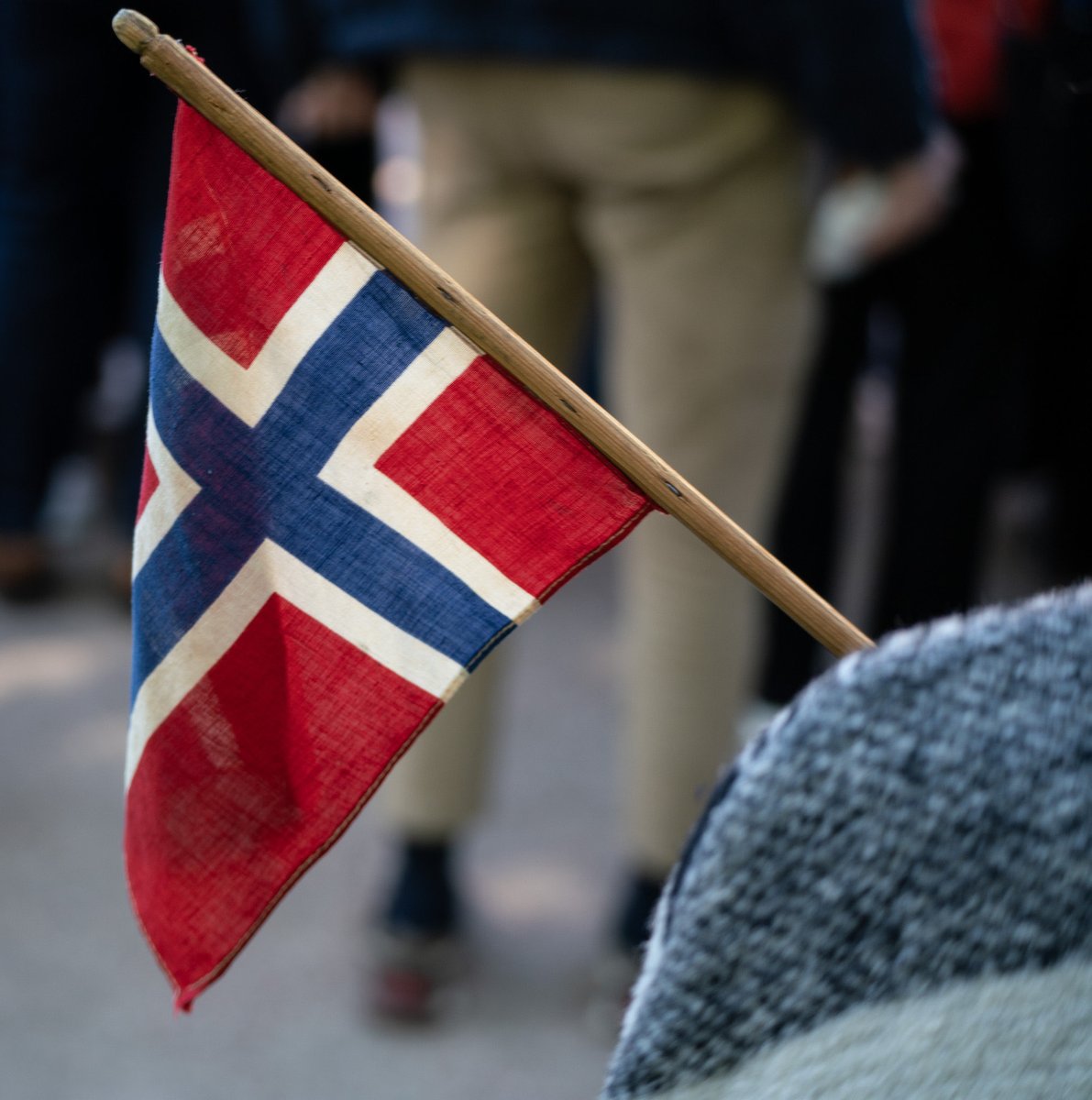 Det er en historie bak dette flagget. En eldre dame stod foran meg. Hun ville se kongen, da hun var bekymret dette kanskje var siste gangen han ville klare det. 
Flagget hadde vært hennes far sitt. 
Og på trestangen var det inngravert hans navn og «1945»