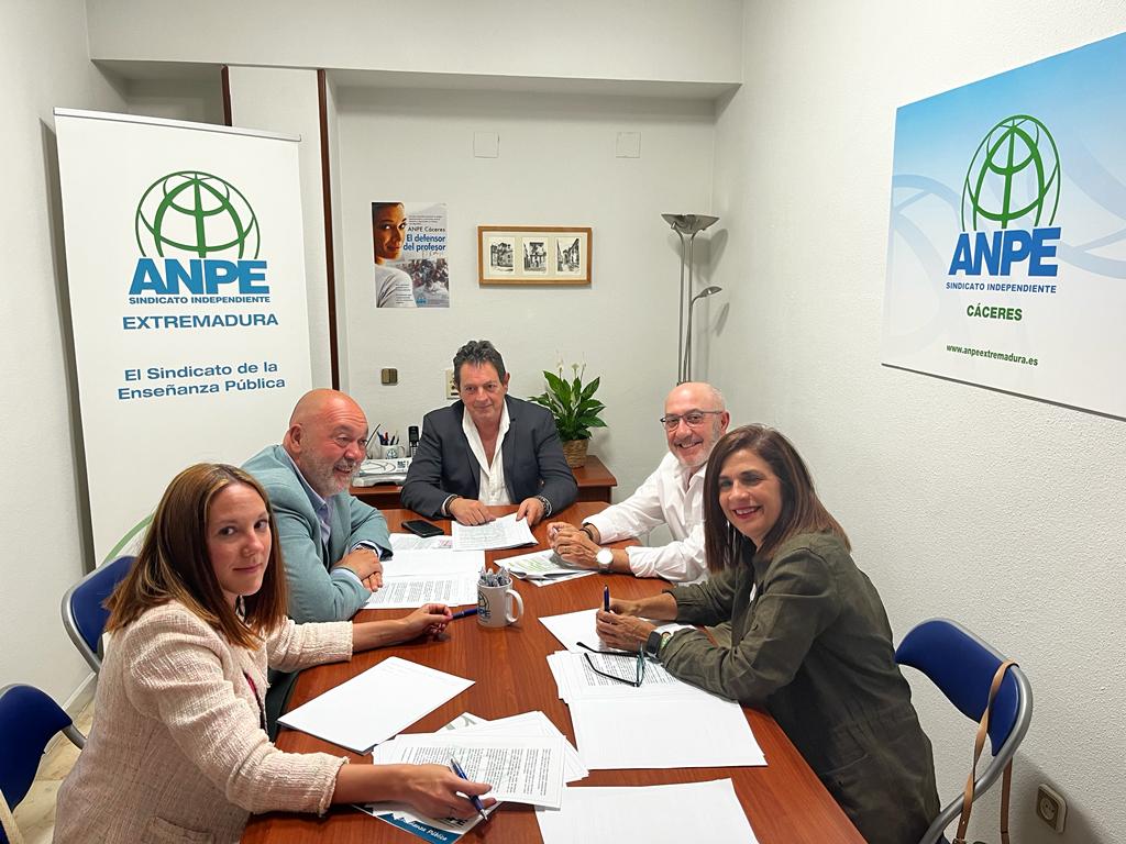 SaturAcosta's tweet photo. A petición del grupo político #CáceresViva, hoy  hemos mantenido una reunión donde hemos trasladado las demandas y necesidades que desde #ANPE entendemos son necesarias en el municipio de #Cáceres.

@AnpeExtremadura 
@caceres_viva https://t.co/KhgoPiAlOT