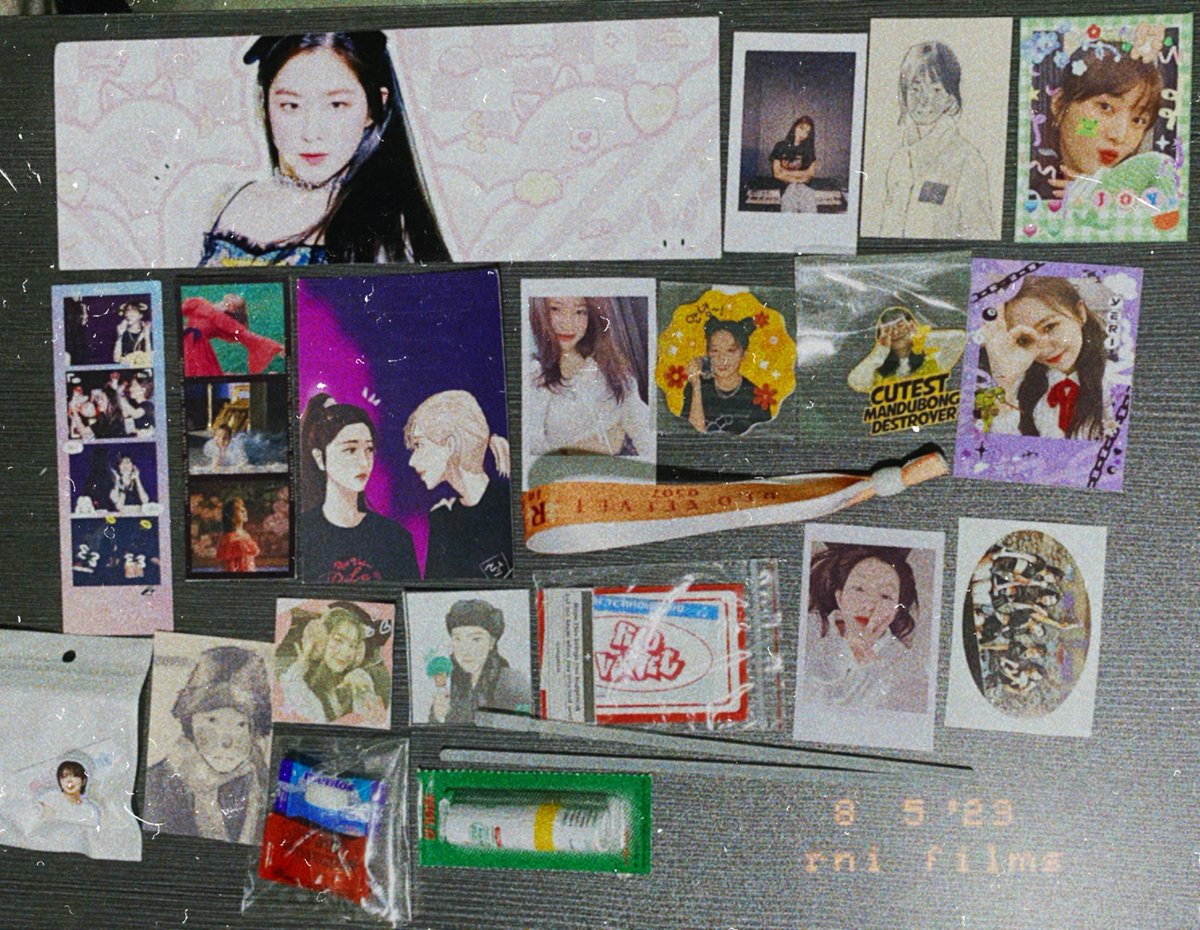 moonforjay's tweet photo. r to v in manila freebies from talented reveluvs 🩷💛💙💚💜 https://t.co/quNybP0vI0
