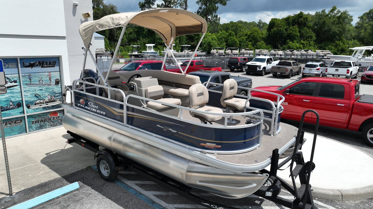 WaylenBayMarine's tweet photo. With a standard package the Sun Tracker 16xl comes with a Bluetooth® stereo system, wraparound tinted windscreen, and an easy-to-use Bimini top deployment mechanism, the BASS BUGGY 16 XL Select offers excellent value in a pontoon fishing boat for your family. https://t.co/ywlSgq5YP0