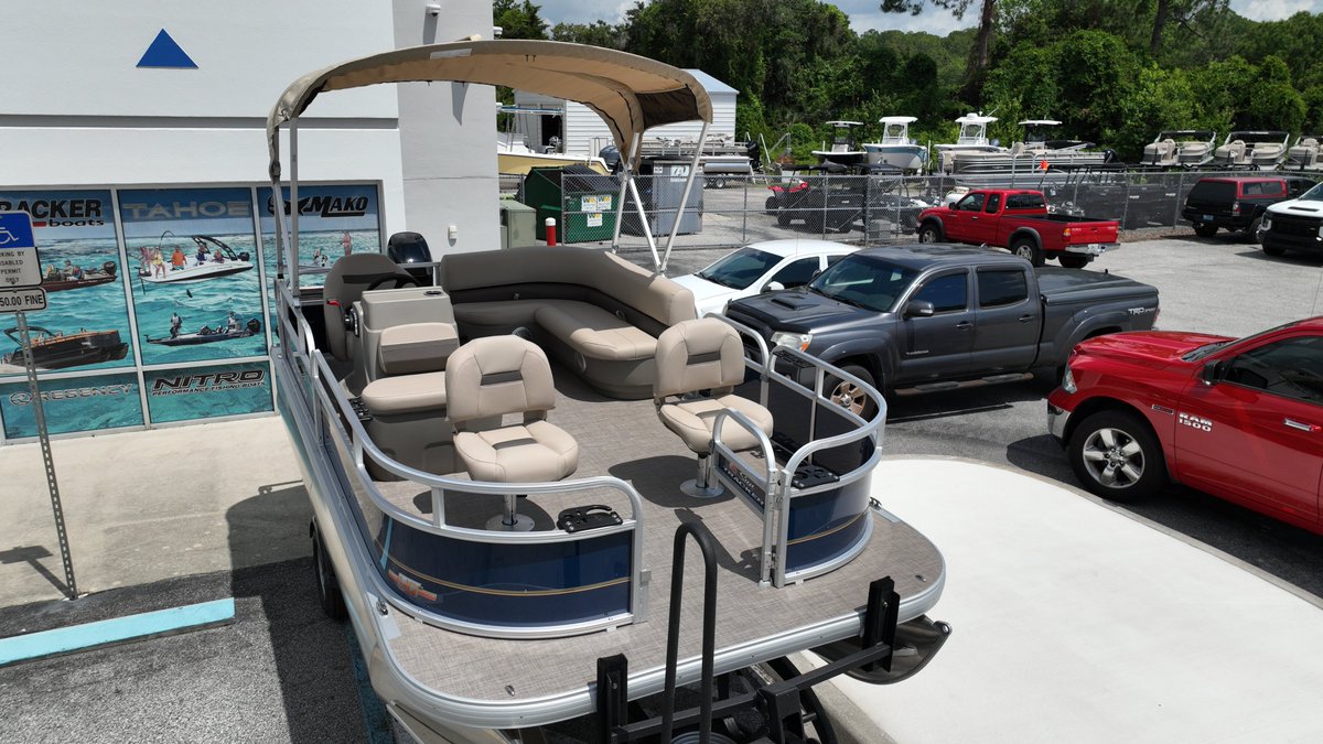 WaylenBayMarine's tweet photo. With a standard package the Sun Tracker 16xl comes with a Bluetooth® stereo system, wraparound tinted windscreen, and an easy-to-use Bimini top deployment mechanism, the BASS BUGGY 16 XL Select offers excellent value in a pontoon fishing boat for your family. https://t.co/ywlSgq5YP0