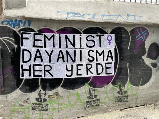 feministavukatt's tweet photo. Jandarmasından savcısına, hakimine, her aşamada "alkollü müydün", "üstünde ne vardı" sorularına maruz kalan arkadaşımızı yalnız bırakmıyoruz. Yarın sabah 10:00'da Muğla 1. Ağır Ceza Mahkemesinde hem fail erkeği hem kadın düşmanı hukuk mekanizmalarını yargılamak için buluşuyoruz. https://t.co/rkHiSNC3kq