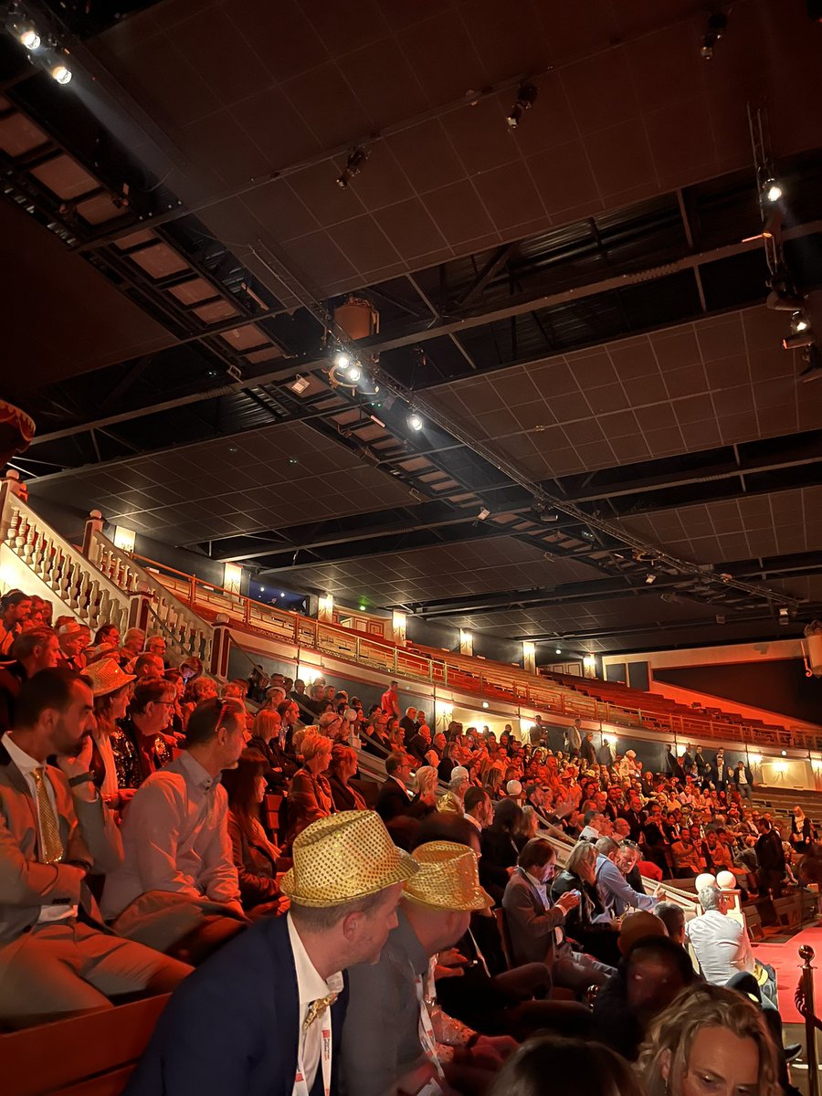 [Convention 2023] ⭐️
Ouverture de cette soirée avec un spectacle qui va démarrer dans un instant. Nos équipes sont déjà prêtes à assister au show. Devinez de quel spectacle il s’agit ?
-Le dernier Panache ⛵️
-Mousquetaire de Richelieu 🐎
-Les chevaliers de la Table Ronde🤴