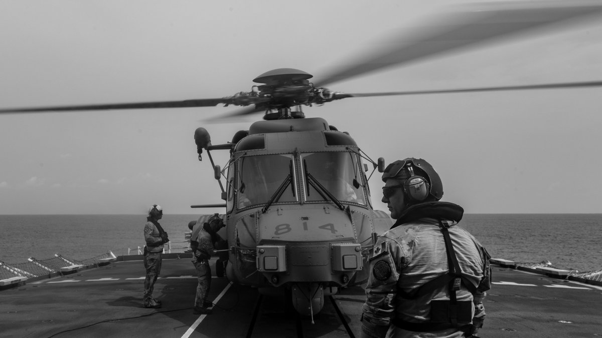 On 13 May, @RCAF_ARC air detachment members on @RoyalCanNavy HMCS MONTREAL conducted deck evolutions with the embarked CH-148 Cyclone while operating as part of #OpPROJECTION in the Indo-Pacific. #Teamwork