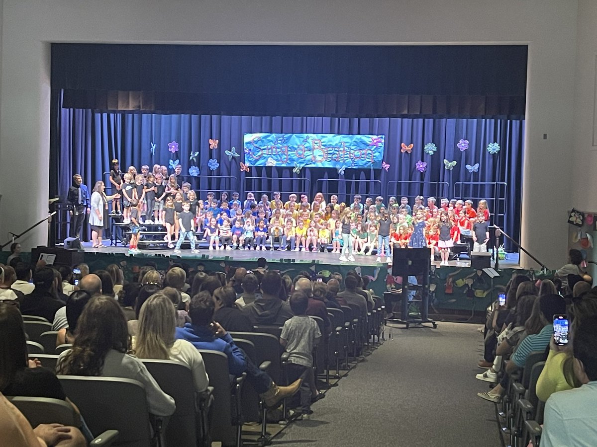 Richland_PRSD's tweet image. The tradition continues of the first grade end of year celebration! This year we have a Sing - A - Bration! 💚🤍💐 #PRSD #RAMSWay