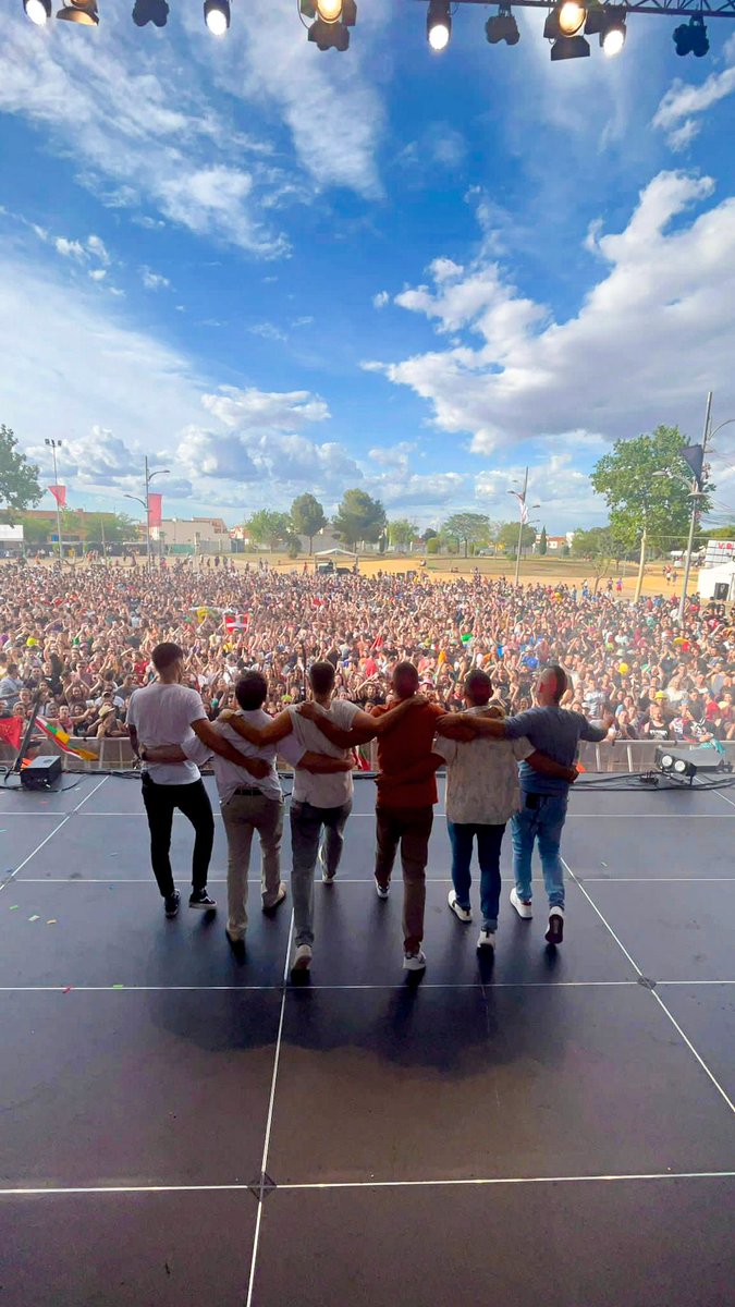 Teníamos dudas que pasaría tocando primeros y tan lejos de casa…pero la sobremesa que nos regalasteis fue maravillosa. Eskerrik asko <a href="/VinaRockOficial/">ViñaRock</a>  por habernos dado la oportunidad. Uno de los sueños que hemos podido cumplir! #VinaRock23
 
<a href="/BagaBigaeus/">baga biga musika ideiak</a>  <a href="/elgarajeprod/">El Garaje Producciones</a>
