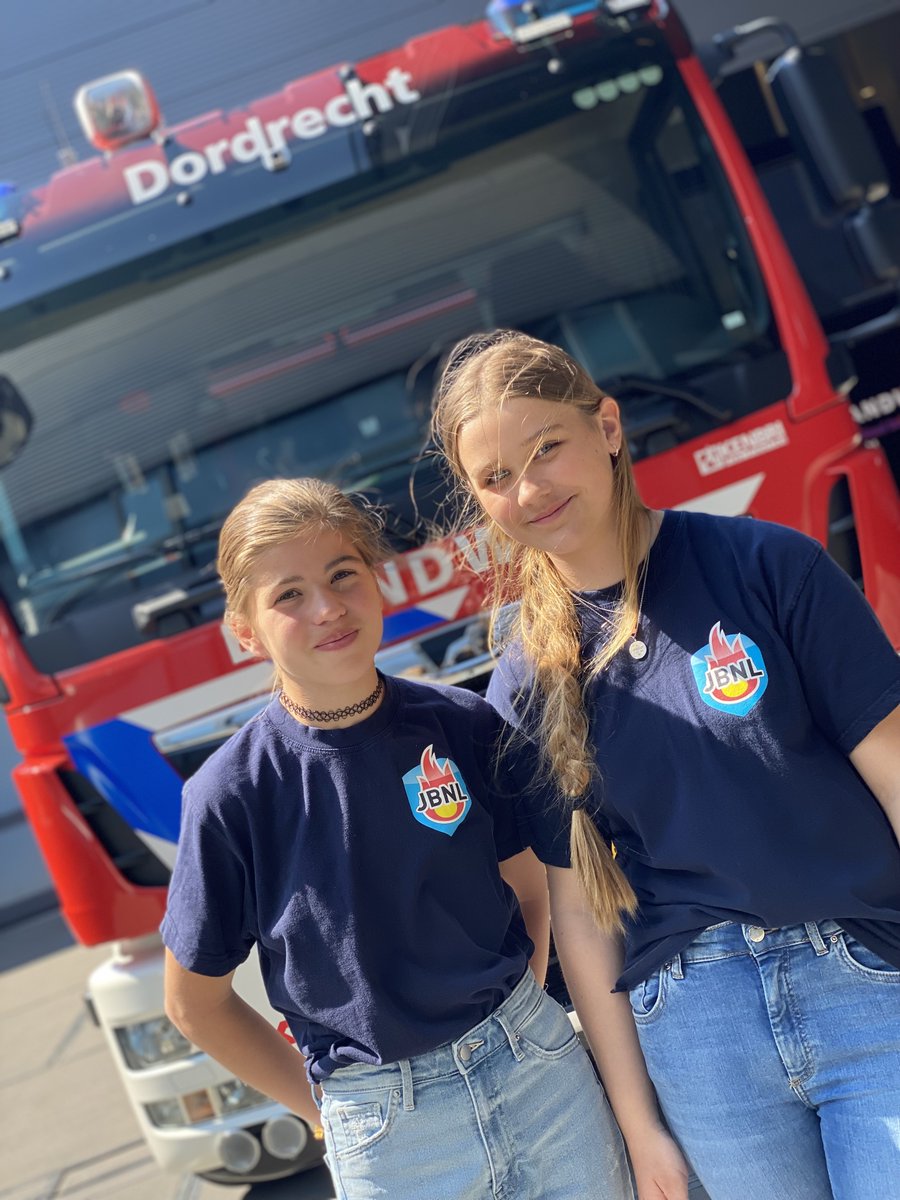 In afwachting van de prijsuitreiking hebben we zaterdag een bezoek gebracht aan de kazerne Leerpark in Dordrecht van <a href="/BrandweerZHZ/">Brandweer Zuid-Holland Zuid</a>. De jeugdleden kregen hier een mooi inkijkje in het echte brandweervak en mochten zelfs dertig meter de lucht in met de splinternieuwe autoladder.
