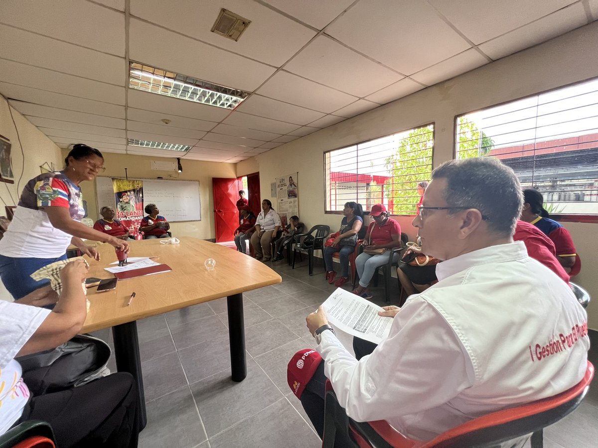 Desde Cagua Edo. Aragua junto a la Gdora. <a href="/Soykarinacarpio/">Karina Carpio</a> estuvimos inspeccionando la puesta en marcha de la instrucción del Pdte. <a href="/NicolasMaduro/">Nicolás Maduro</a> desde su programa @ConMaduroMas_ y del Ministro <a href="/TellecheaRuiz/">Rafael Tellechea</a> en la EPSDC Comunidad y Patria que fue atendida a través de la Ven App