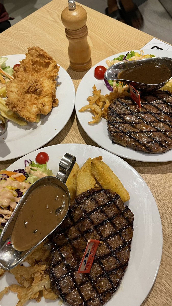 dvndbulan's tweet photo. 48. DOLSTEAK PRINGGADING 
Steak murah yang proper. Harganya cuma 70k 200gr udh dapet sidedish yg lengkap dan pilihan sausnya jg banyak!! Tempatnya ber AC. prefer ini si guys drpd tempat yg lain. Chicken steaknya jg murah cuma 30k. Tp katanya paling enak yg disini https://t.co/j97tEWXMMd