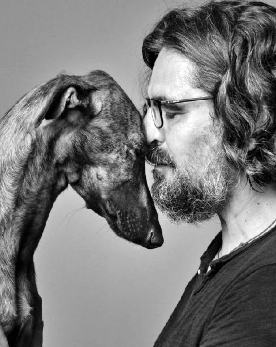 SosAbuelos1's tweet photo. «Has decidido adoptarme, hacerte responsable de mí y me siento inmensamente agradecido por la decisión.

Existirá entre ambos un secreto pacto de confianza que jamás será quebrantado de mi parte.

Deberás comprenderme por algún tiempo, acabo de separarme de mi madre y hermanos. Me notarás inquieto y desorientado y algunas veces me verás llorar. Sí, los extraño.

Compréndeme y yo te comprenderé luego por muchos años. Seré tu mejor amigo, entenderé tus cambios de humor, tus alegrías, tus días buenos y los malos, estaré a tu lado acompañándote en tu soledad y en tu tristeza y te trataré siempre con el mismo amor, con la misma lealtad.

Lameré la mano con que me castigues, porque mi capacidad de perdón es infinita, pero no me castigues por favor, enséñame.
Deseo complacerte en todo para que te sientas orgulloso de mí, cuando me veas echado a tus pies, cuando camine a tu lado por la calle, como tu sombra más fiel. Seré el reflejo de tu modo de educarme y de tratarme. Ayúdame a no defraudarte.

Háblame, entiendo cada una de tus palabras aunque no te conteste con el mismo lenguaje.

Durante más de 10 años estaré junto a ti, creceremos juntos, compartiremos tantas y tantas cosas y el día que me vaya a vivir a alguna estrella, mira el cielo con frecuencia porque yo siempre te estaré cuidando.

Pero quiero decirte algo: no dejes un hueco en tu vida, hay otro perrito esperándote, al cual llegarás a amar tanto como a mí, no quiero una cuna vacía.

Ahora bien, no pensemos en ese día, hazme una caricia y juega un ratito conmigo.

Tenemos muchos años por delante para querernos y hacernos felices.»

                    Atte.
                          _Tu perro_ 🐾❤️