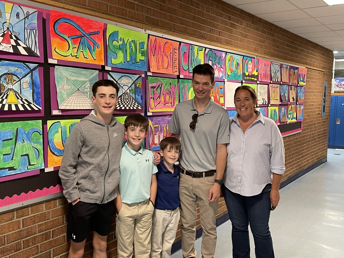 RiverfieldElem's tweet photo. We’re celebrating all the AMAZING RIVERFIELD ARTISTS at our art show today.
Sending a huge thanks and kudos to Mr. Matarazzo for supporting our young artists so well! https://t.co/nsr89DwTlx