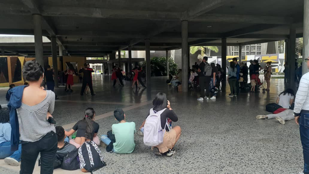 Hoy, <a href="/tangocaracas/">Tango Caracas</a> realizó una clase abierta de exhibición artística y milonga en la Plaza Cubierta #UCV, en el marco de los miércoles culturales.

¡Gracias a todos los asistentes!

#CulturaUCV