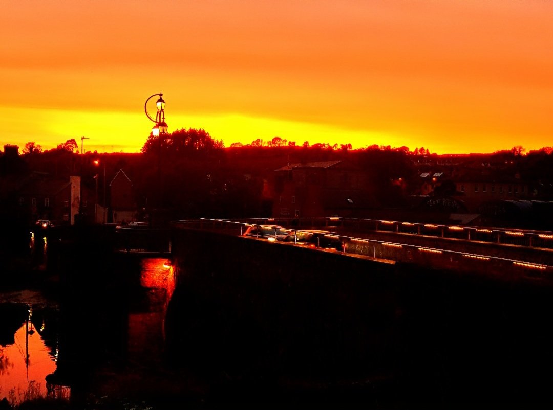 Macroom Bridge and River Sullane under a Bealtaine Red Sunset.

#sunset #bealtaine2023 #samhradh2023 #may2023 #maíghchromtha💚🤍 #corcaighabú❤🤍 #riversullane
