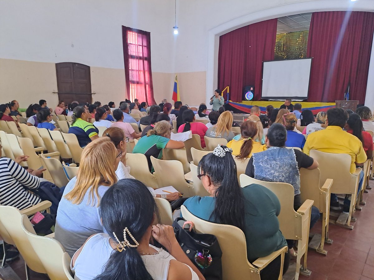 #17Mayo 
Defensoria Educativa de ZEA y el Sistema Protección Integral del NNA, iniciaron jornada de formación a Aspirantes a Defensores Educativos Parroquiales del estadoAragua. 
#PoesiaParaLaPaz 
<a href="/_LaAvanzadora/">Yelitze Santaella</a> @PiedadQuintana1 <a href="/Soykarinacarpio/">Karina Carpio</a> @MPPEDUCACION