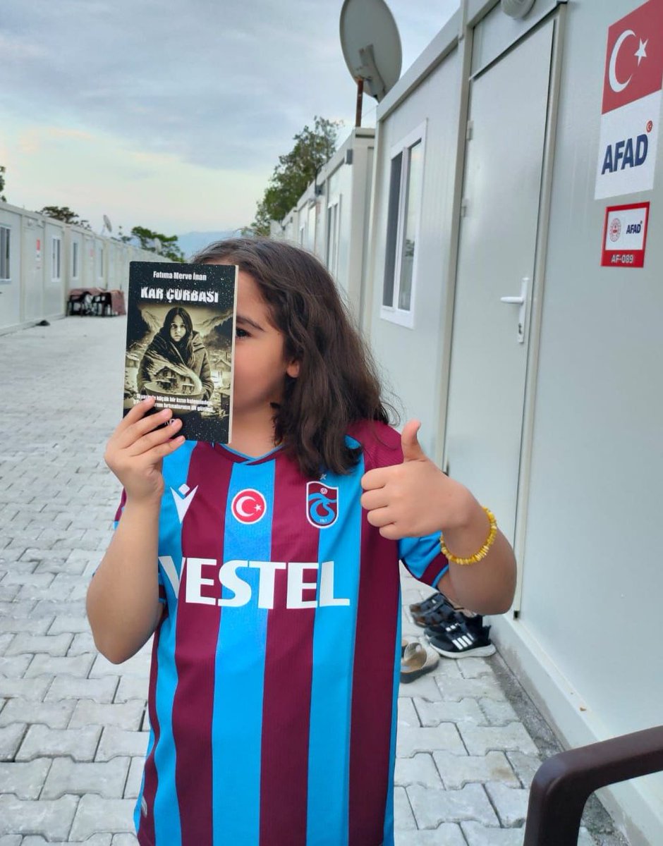 Derneğimizin destekleri ile çıkarılan Türkiye'nin en çok konuşulan kitabının 10 yaşındaki yazarı Depremzede Fatıma Merve İnan artık
<a href="/Fenerbahce/">Fenerbahçe SK</a> li değil <a href="/Trabzonspor/">Trabzonspor</a> lu. ♥️💙🏆💪