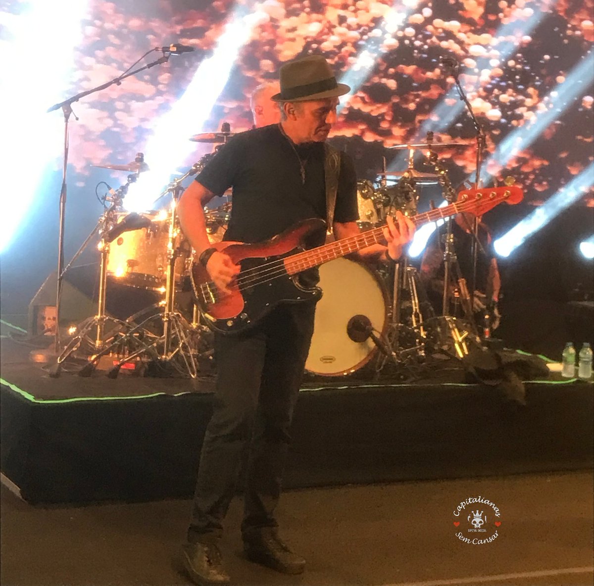 _Capitalianas's tweet photo. O Baixista Príncipe dando show em Salvador/BA
16/10/2022
Foto @anneanjoss #adm #semcansar 
#capitalinicial 
#capitalinicial40 
#turnêcapitalinicial40anos 
#baixistaprincipe https://t.co/QDEgJldUXo