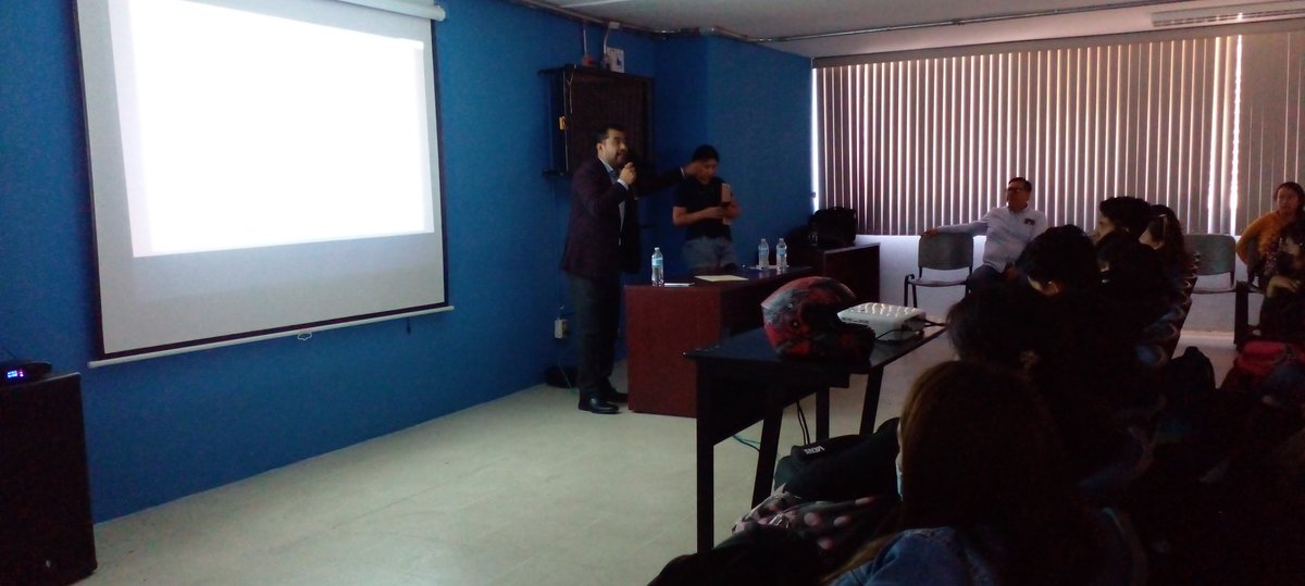 PuntoRojo5's tweet photo. Ponencia de @Buspa7 en la Facultad de Contaduria y Administración de Empresa en la @UABJO; la educación financiera es de suma importancia para entender el comportamiento de un país. Señaló el invitado. @Cecad_UABJO @fuabjo @ICE_UABJO https://t.co/A6QOcheWcs
