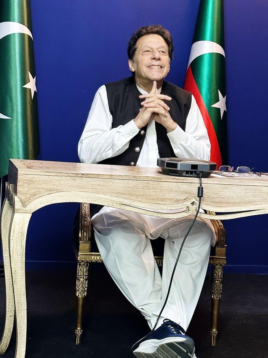 KhosaReal's tweet photo. یہ تصویر بتا رہی ہے کہ عمران خان نہ صرف اعصاب کی جنگ جیت چکا ہے بلکہ مخالفیں کو چاروں شانے چِت کر دیا ہے۔ https://t.co/TMWwVaMf7C
