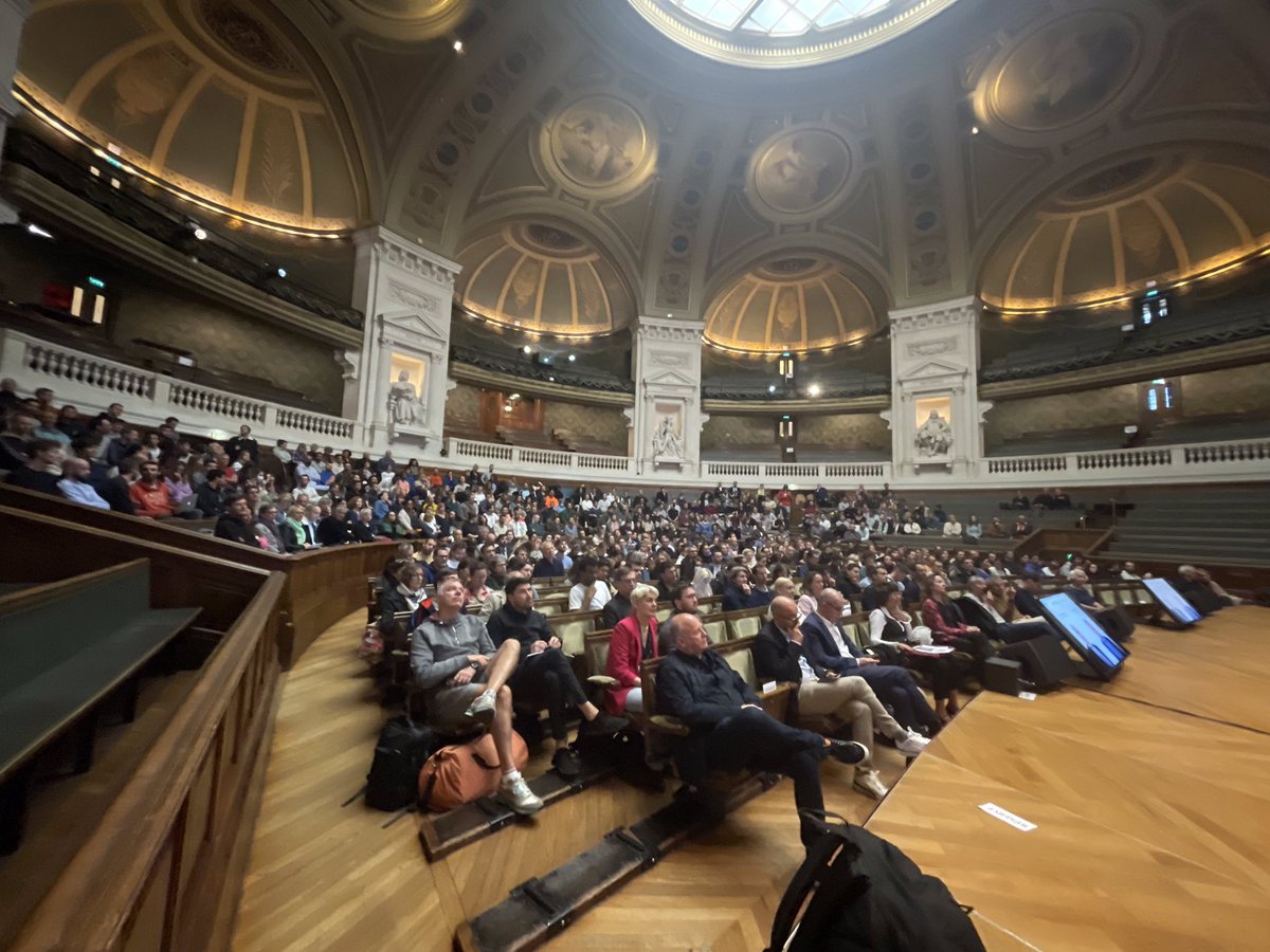 TrehetBruno's tweet photo. Colloque activité physique et santé @Academie_Paris @SorbonneFr 500 participants dont profs #Eps et autres disciplines chefs d’établissement infirmières étudiants …une bien belle matinée 👍@CKerrero @sophiecheyrou @PaillardRegine https://t.co/NlhjJSzY5m