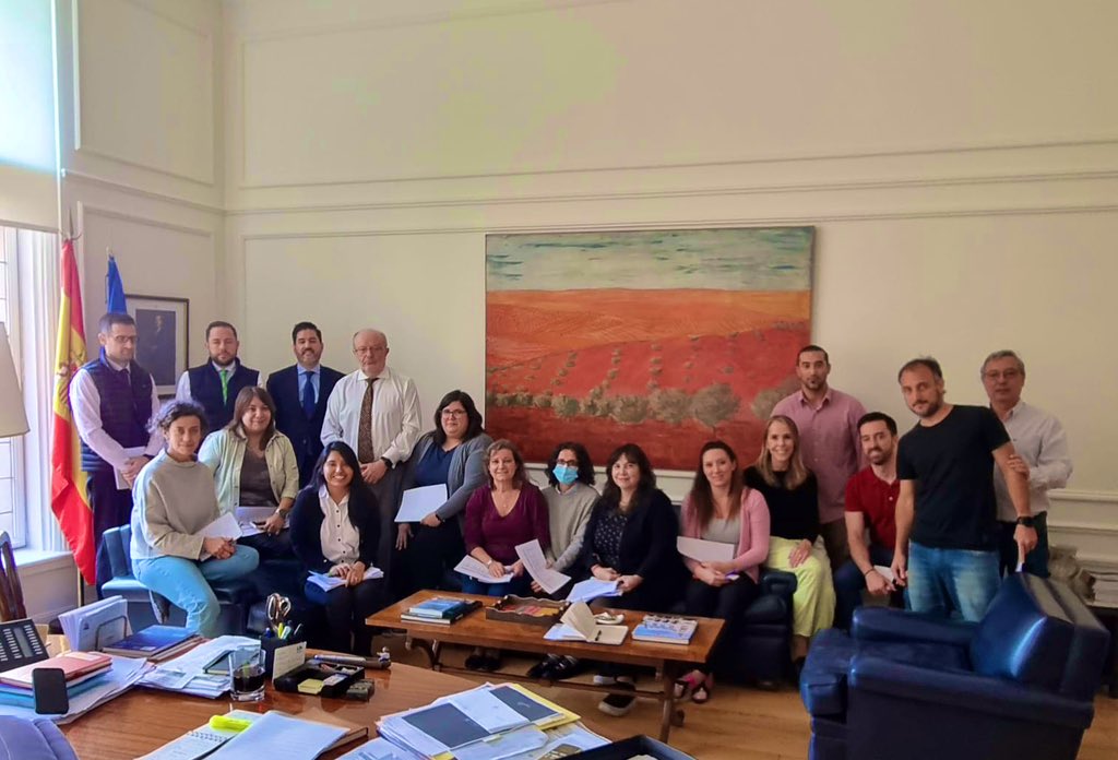 El equipo electoral del <a href="/CGEspBsAires/">CGEspBuenosAires</a> estará a su servicio en la @EmbajadaEspArg los días 20 a 25 de mayo de 10am a 8pm sin interrupción para recibir su voto en urna 🗳️. También tiene opción de votar por correo 📮
Más info: exteriores.gob.es/Consulados/bue…
🇦🇷🤝🇪🇸 <a href="/MAECgob/">Ministerio de Asuntos Exteriores, UE y Cooperación</a> <a href="/crebuenosaires/">CRE Buenos Aires</a>