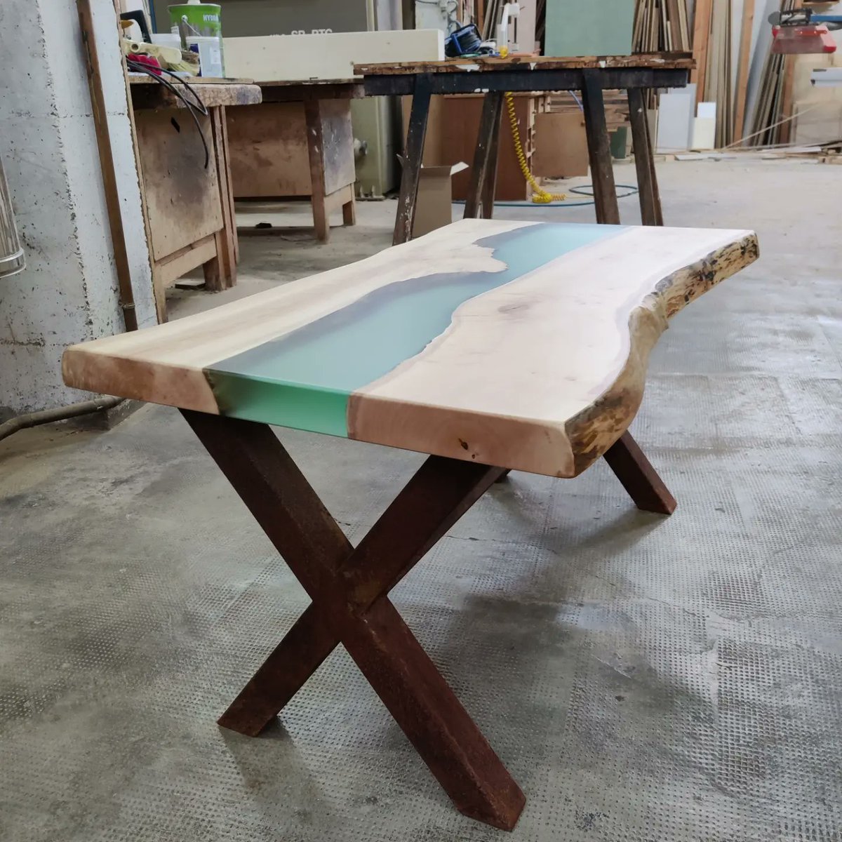 RogerDeFlow's tweet photo. Us vinc a recordar que tinc aquesta preciositat en venta, rebaixada i apunt per a entrar al vostre menjador, davant del vostre sofà. Una tauleta de centre preciosa de #Blada del Lluçanès, un riu de resina Epoxy blau transparent, i uns peus de ferro rovellats! No badeu! ⚠️🔥♥️ https://t.co/Oxoxd4GUTt