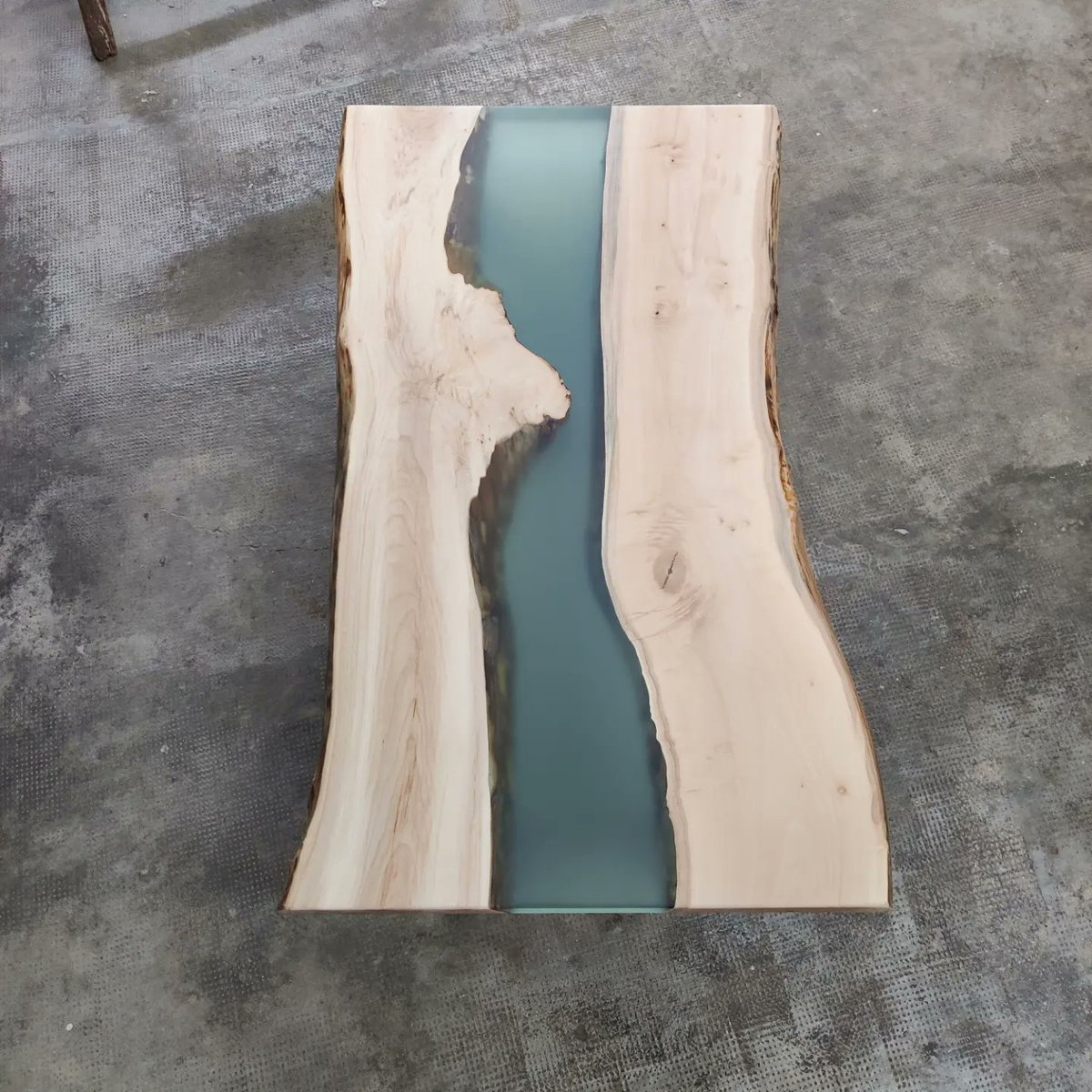 RogerDeFlow's tweet photo. Us vinc a recordar que tinc aquesta preciositat en venta, rebaixada i apunt per a entrar al vostre menjador, davant del vostre sofà. Una tauleta de centre preciosa de #Blada del Lluçanès, un riu de resina Epoxy blau transparent, i uns peus de ferro rovellats! No badeu! ⚠️🔥♥️ https://t.co/Oxoxd4GUTt