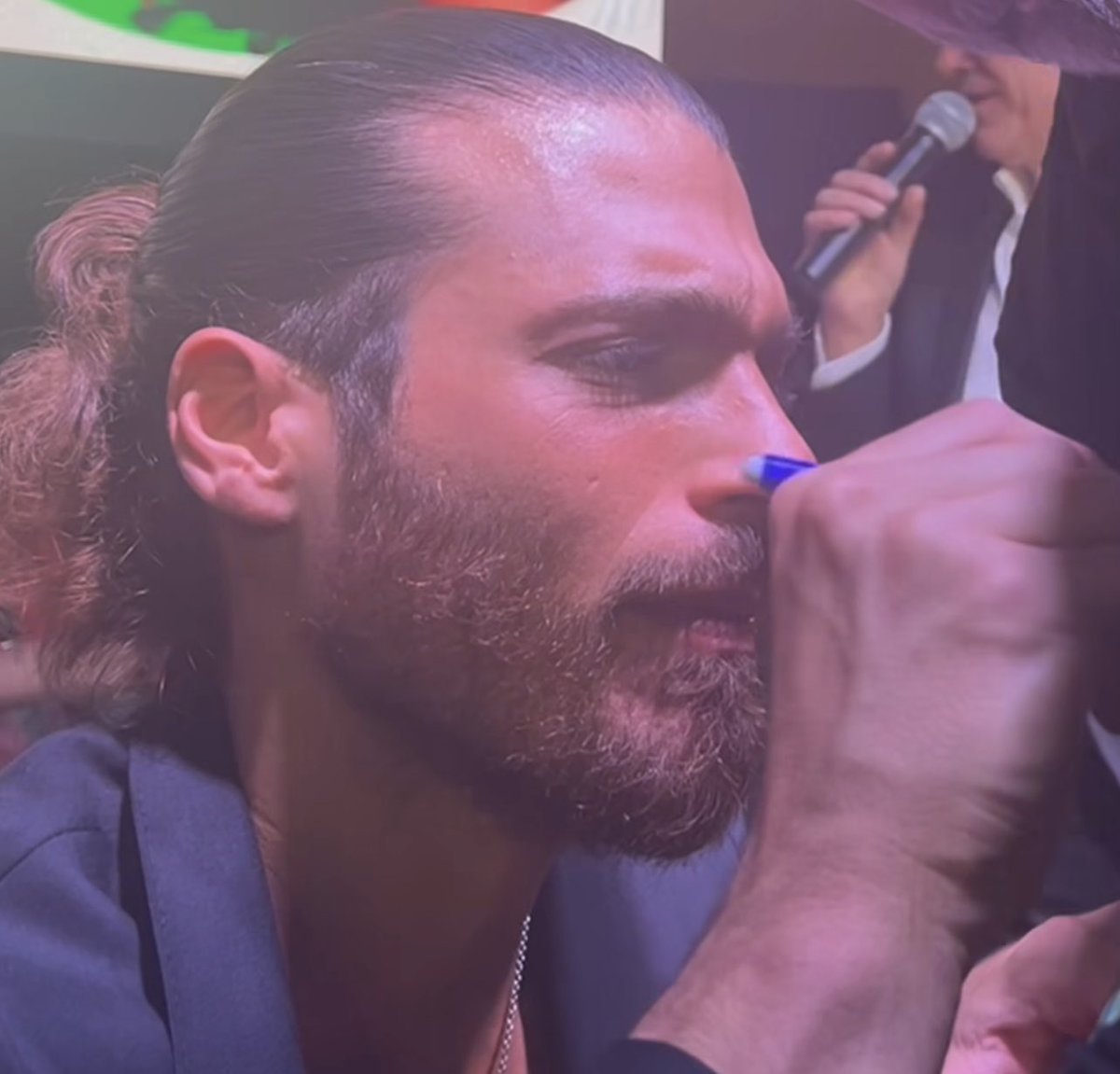 canyaman_unico's tweet photo. Concentración total y absoluta 💋💋 todo debe quedar Perfecto 👌 

#CanYaman 
#CanYamanForChildren 
#BreakTheWallTour2023 

BREAK THE WALL TOUR 2023 https://t.co/wqkLQdFuK6