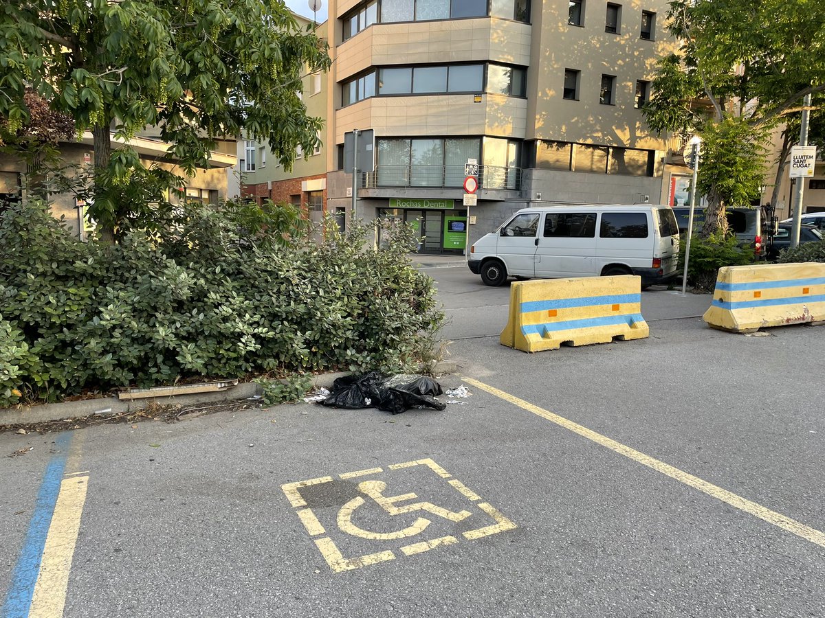 Marc68598225's tweet photo. Hi podeu fer alguna cosa? Ja fa més de dues setmanes que hi són aquestes bosses al carrer Abat Armengol amb Indústria… molt carril bici i aixecar les boreres però el més bàsic sense cobrir @ajsantcugat @totsantcugat https://t.co/mViotumUpa