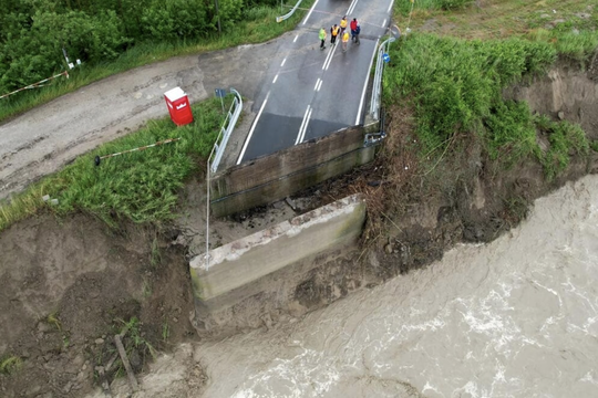 RegioneER's tweet photo. ⛈️Maltempo, l'aggiornamento: 23 fiumi esondati, 41 comuni coinvolti, 280 frane, oltre 400 strade interrotte.
Proseguono le operazioni per mettere in sicurezza le persone in abitazioni a rischio, oltre 10mila gli evacuati. Allerta rossa anche giovedì 18
👉https://t.co/U4a3zNlHsM https://t.co/1bzFrq6r86
