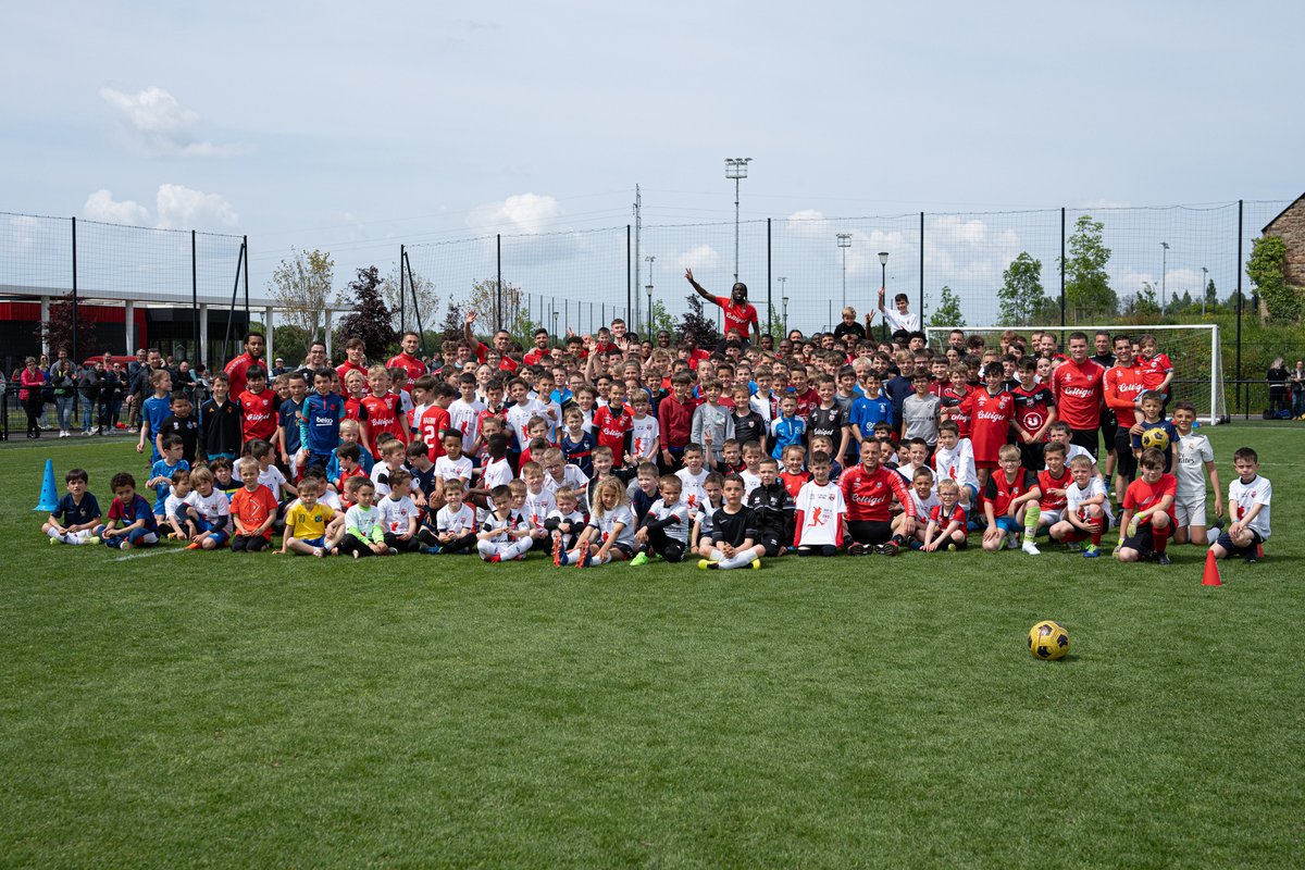 EAGuingamp's tweet photo. Ce mercredi après midi au Pro Park, 200 enfants des partenaires de l'EAG ont participé à un entraînement sous la direction des joueurs et du staff d'En Avant.

Un moment de partage apprécié par les petits et les grands.

➕ d'infos ⤵️
https://t.co/7O8XaCdSlC

#TeamEAG #WarRaok https://t.co/o78GxJqrEh