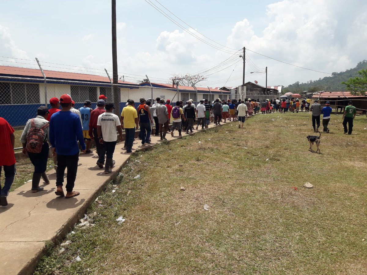 agenda_propia's tweet photo. Comunitarios de  #Musawas, capital del territorio #Mayangna #SauniAs, en el #CaribeNorte de #Nicaragua, salió a machar este 15 de mayo, para exigir a la dictadura #OrtegaMurillo, que implemente la etapa de saneamiento establecida en la Ley 445. https://t.co/duysUxkvJJ
