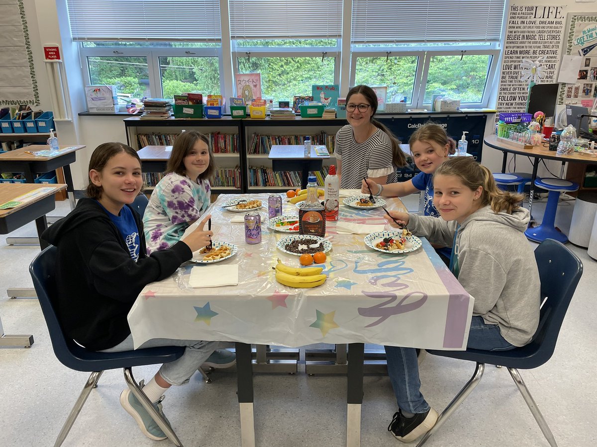 SHES_Dolphins's tweet photo. Winners from the PTA silent auction had breakfast with their teachers today! What a great auction item! #PTA #FCPSR2 https://t.co/aTt93aIewa