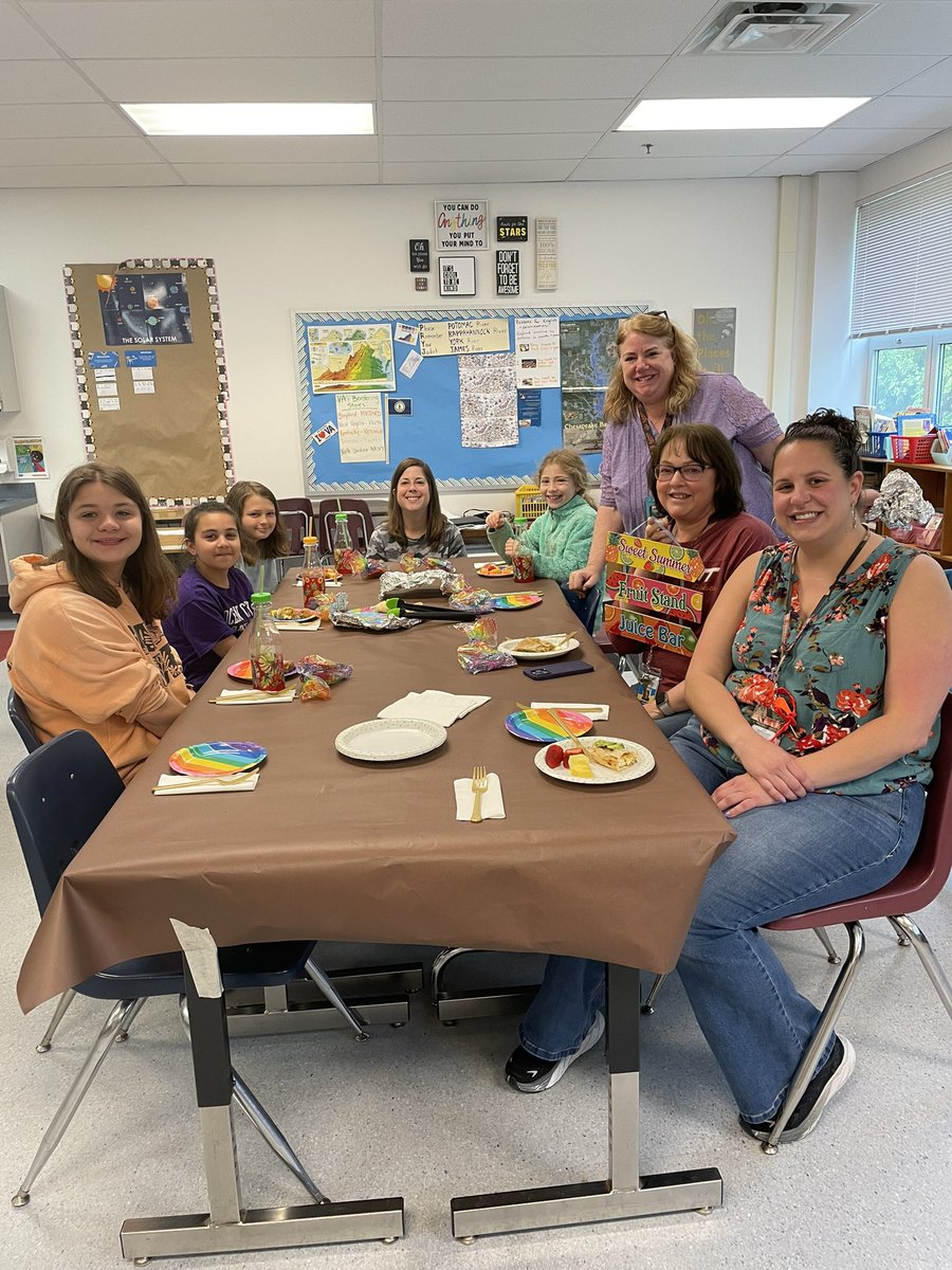 SHES_Dolphins's tweet photo. Winners from the PTA silent auction had breakfast with their teachers today! What a great auction item! #PTA #FCPSR2 https://t.co/aTt93aIewa